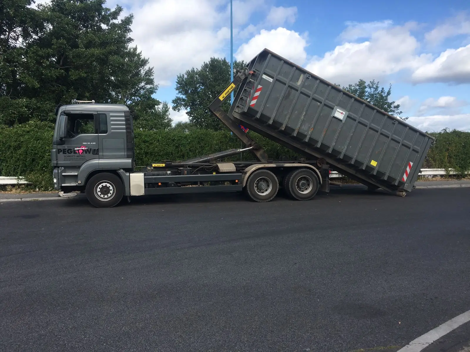 Peglow-LKW mit Absetzcontainer