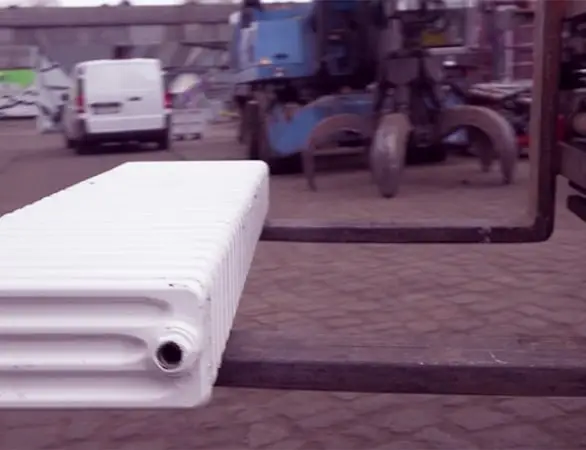 Gabelstapler transportiert alte Heizkörper zum Wiegen