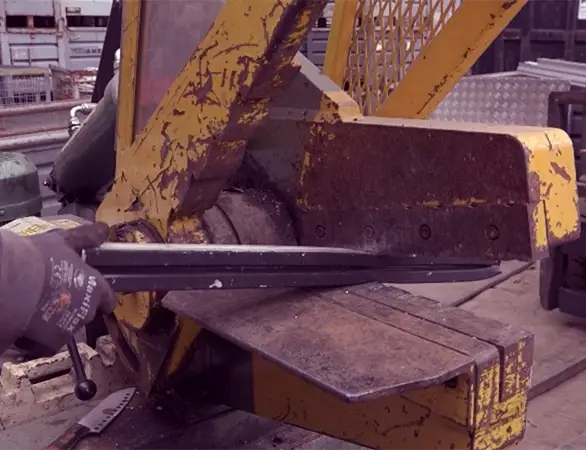 Schrottschere zerkleinert Metallschrott bei Peglow