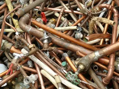 Kupfer-Raff: gebrauchte Kupferrohre und -bleche